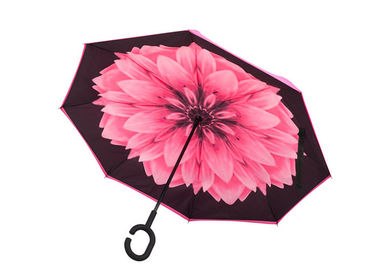 Η ρόδινη ομπρέλα ομπρελών λαβών γυναικών κλασική διαμορφωμένη Γ για τη βροχή λάμπει καιρός