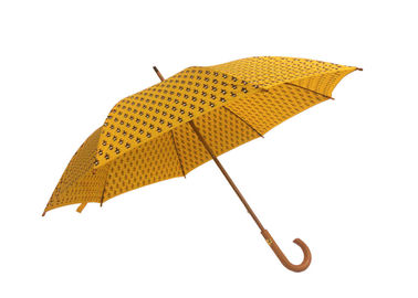 Των κίτρινων γυναικών ξύλινο βροχής ύφασμα πολυεστέρα άξονων λαβών ομπρελών ξύλινο