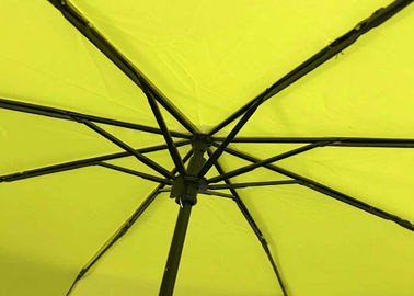 Κίτρινη γυναικεία μόνη διπλώνοντας ομπρέλα, χειρωνακτικός ανοικτός στενός ομπρελών πτυχών μακριά