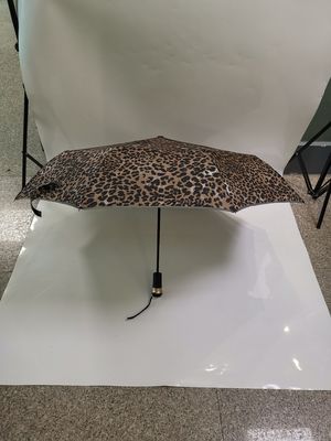 Οδηγημένος φανός που διπλώνει την αυτόματη οδηγημένη ομπρέλα λαβών φακών ομπρελών