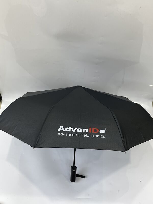 Παραδοσιακή ξύλινη ομπρέλα χειριστή σχεδιασμένη για μέγιστη αντοχή και κομψή εμφάνιση κατάλληλη για επιχειρήσεις και αναψυχή